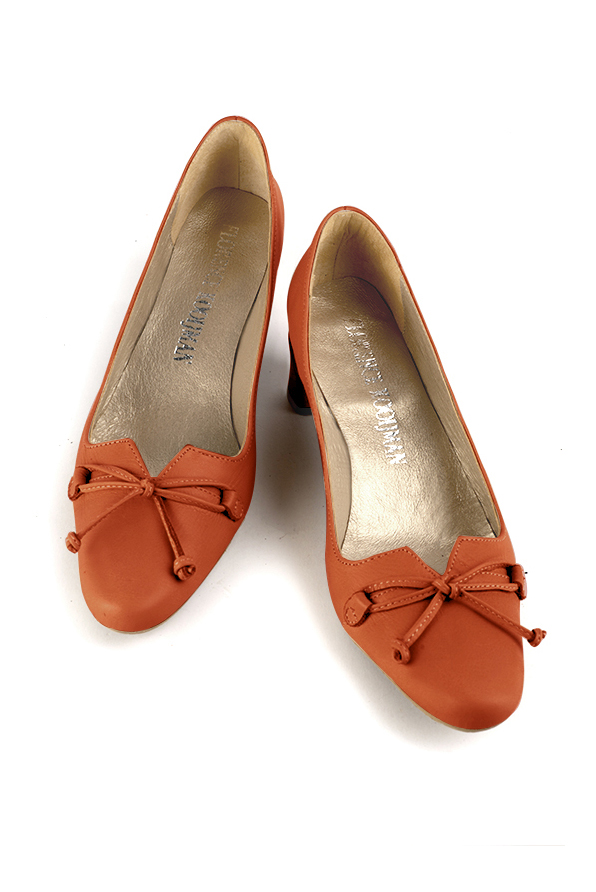 Women's clementine orange dress pumps with a knot on the front. Round toe. Low kitten heels - Top view